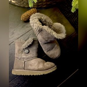 UGG girls Mini Button Bailey